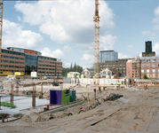 838587 Gezicht op de bouwput voor de nieuwbouw van de Arrondissementsrechtbank te Utrecht. Links kantoren aan de Herman ...